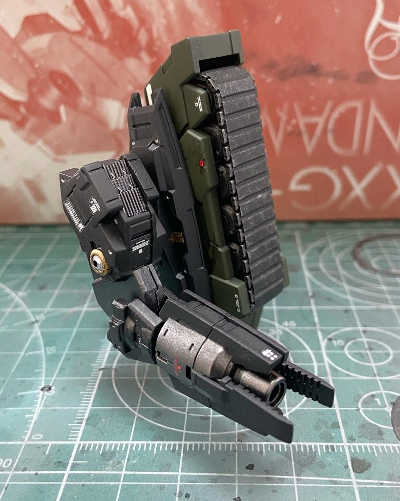 脚部クローラーユニット。サイドに30mmマルチブースターを取り付け機動力アップの想定です。