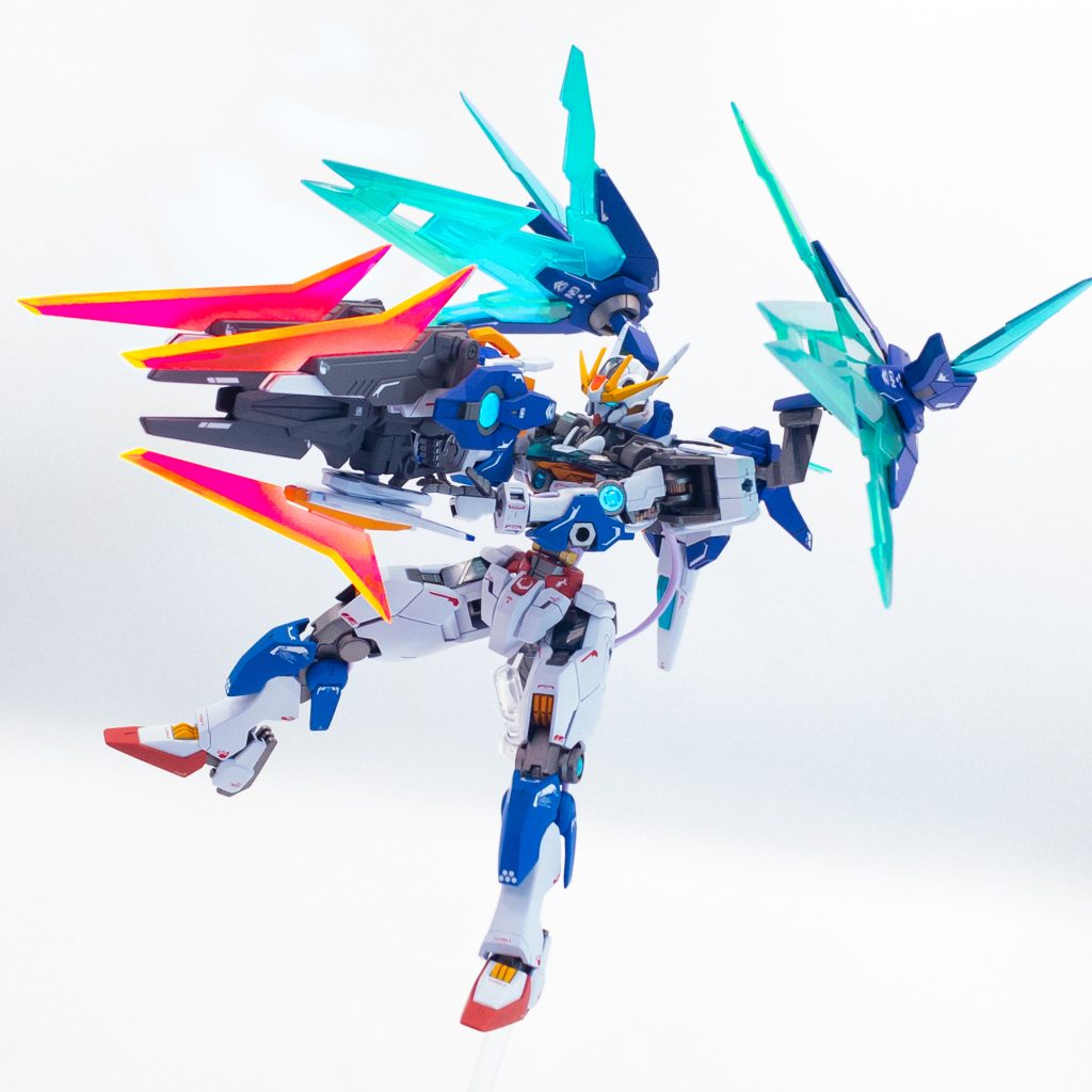 【ガンビットマグナム】全ガンビットをビームライフルにドッキング、2機のバインダーで粒子制御を行い高出力ビームを発射する。本機最大の破壊力を持つ武装。