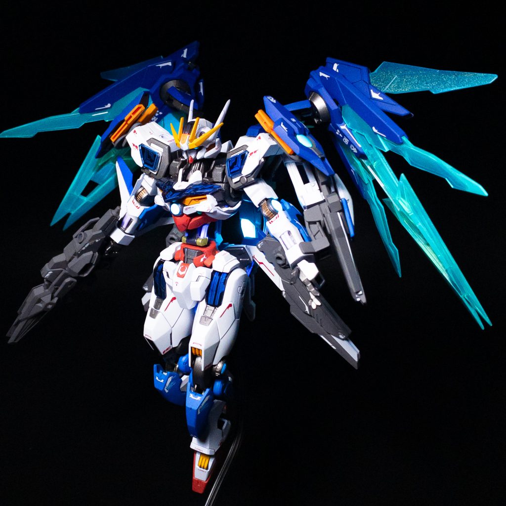 各部のシェルユニットやGNコンデンサはUVライトで発光します。シェルユニットにはグッドマークデカールのデュアルラインを使用。