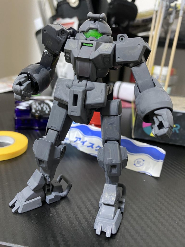 まずはベースグレーをベタ塗り😎厚塗りしすぎると関節や可動部動かすの大変になることを学んだ