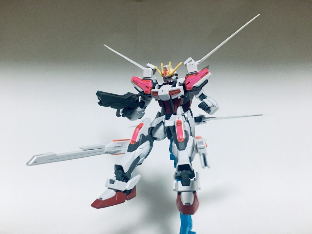 バースト形態の正面です。頭部のバルカン砲、右手のビームライフル、そして、両脚のプラズマ加速ビーム砲で、複数の相手を一斉に射撃する形態になります。