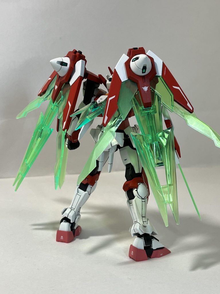 リアビュー太陽炉あたりのデカールは特にこだわりました。後は膝裏に赤が増えたのでバックパックに白を増やして全体的に色合いを調節しています。