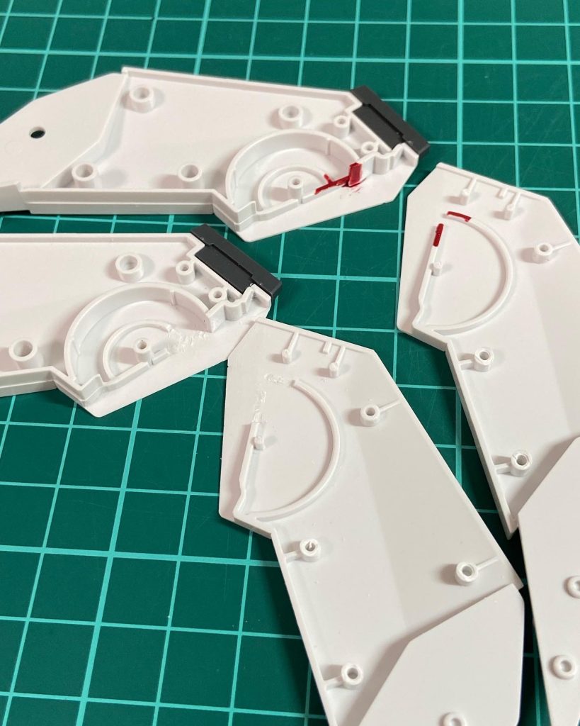 せっかくの追加ウイングですが、キットのままの可動範囲だと正面から見た際、巨大なドラゴンハングの陰に隠れて目立たなくなってしまいます。写真の赤い部分を削り、パーツ縁の肉厚も削り込んで可動範囲拡大を図りました。