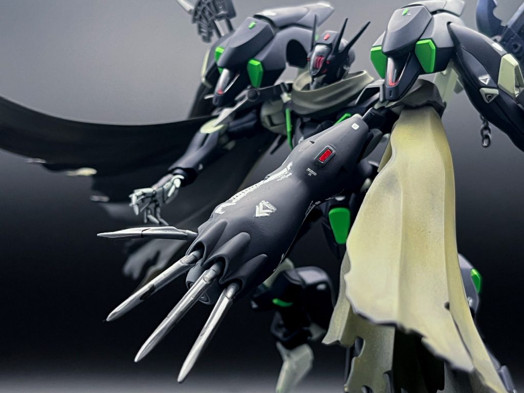 ▲鉤爪付き手甲ハイゴッグから移植したクロービーム砲。鉤爪はニンジャ系の必携アイテムですね。ネオジム磁石で着脱可能です。