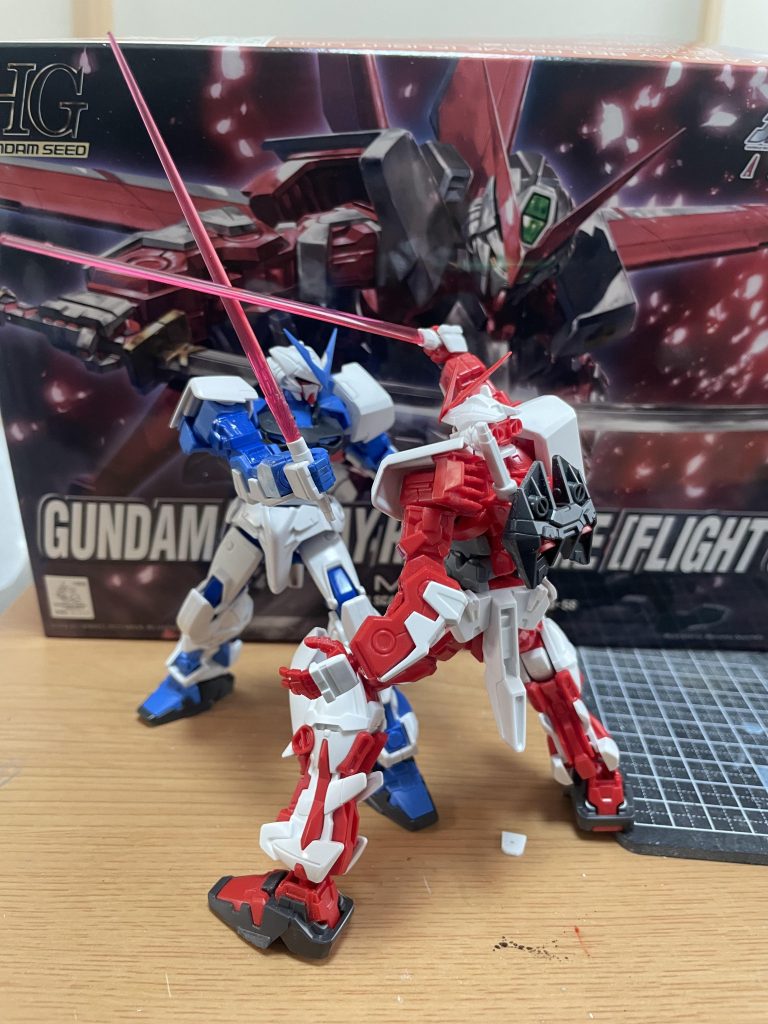 せっかくなので2体でチャンバラしてみましたwブルーフレームはこのレッドフレームを使って自分のやりたいカスタムをしようと思いました…それでは最後までご覧いただきありがとうございました。みなさま、良い年末を！