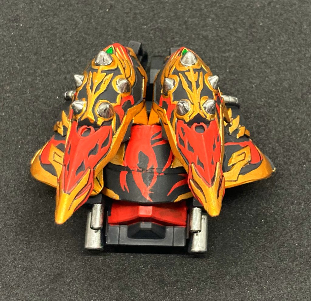 背部スカートバイク赤兎馬のマフラーをぶった切ってスカート化へ元キットのシナンジュのサイドスカートをここに着けて元ネタにちかづけてます 