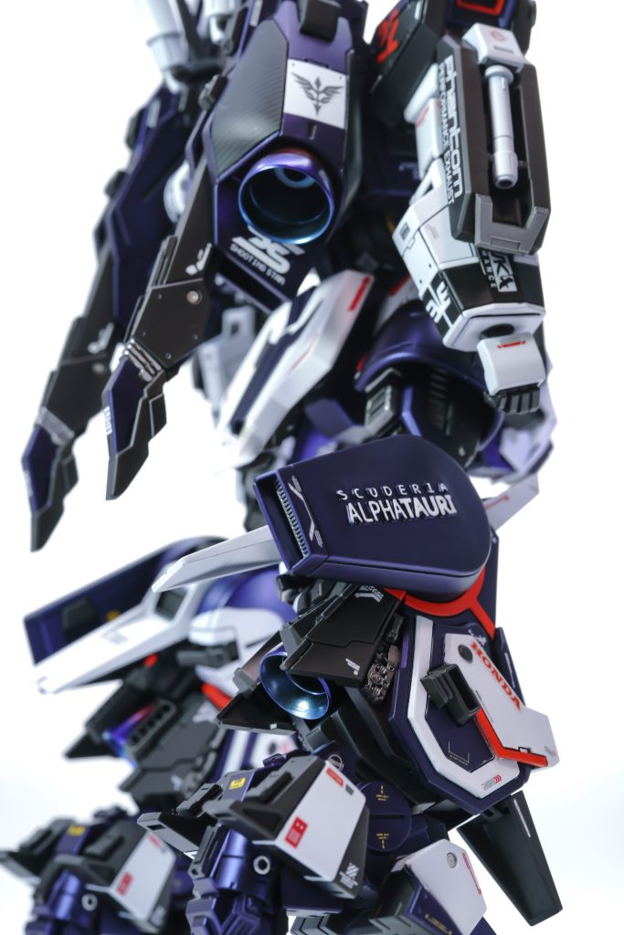 初めてのF1チームのモチーフガンプラということで、実際のスポンサーであるHONDA、CASIO、PIRELLIのシールを貼り、それ以外は「スポンサーロゴデカール01S」という架空のロゴ集デカールを使用しました!「ALPHA RACING」という文字を見つけた時は運命を感じました🥹