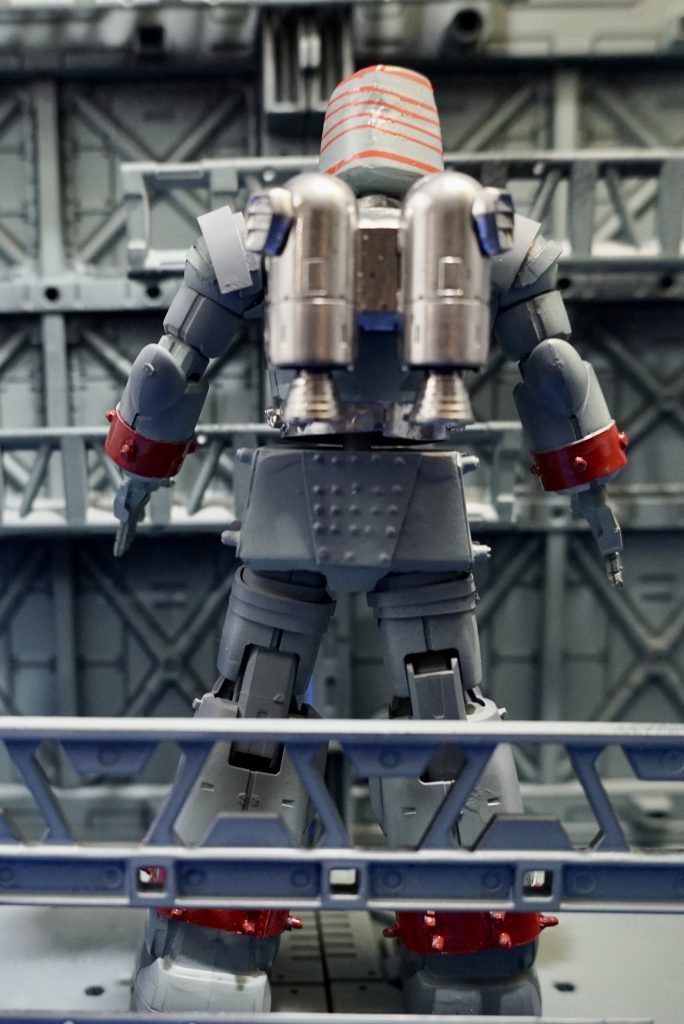 大型ミサイル背中のロケット噴射装置の間から発射するミサイル。