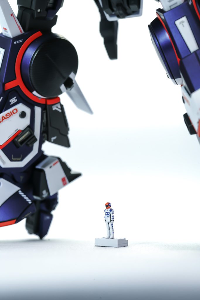 パイロットはアルファタウリチームの日本人ドライバー角田裕毅選手をイメージしました!1/144なので全然綺麗に塗れていませんが胸の青い所がアルファタウリのマークに見えた人は勝ちです😌