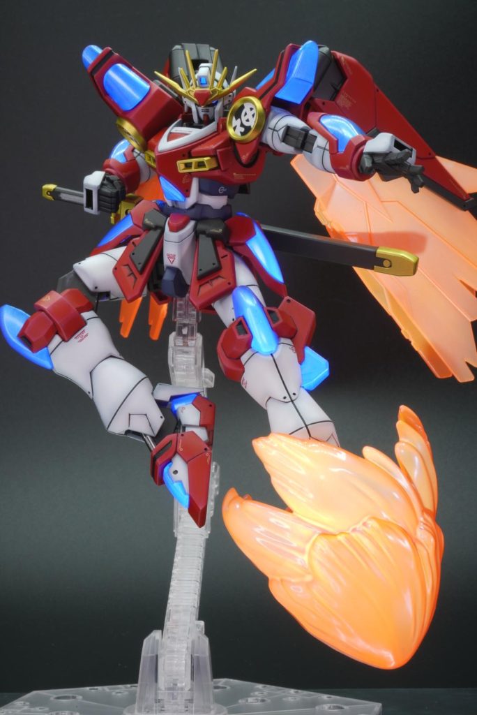 クリアパーツは偏光感を活かしたかったので、ガイアカラーの蛍光塗料を塗装後に、プリズムパステルチェリーピンクブールの偏光パールを塗装しています。