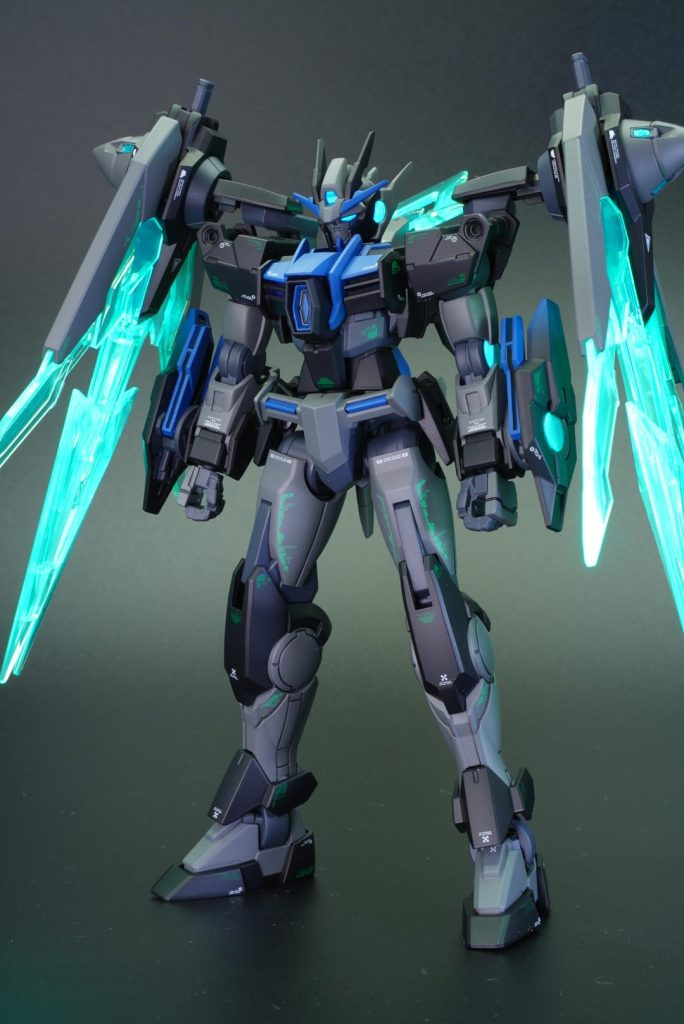 ブラックライトで光るクリアーデカールを使用して、紋様が浮かび上がるようにしたところ、悪役機感が増しました。