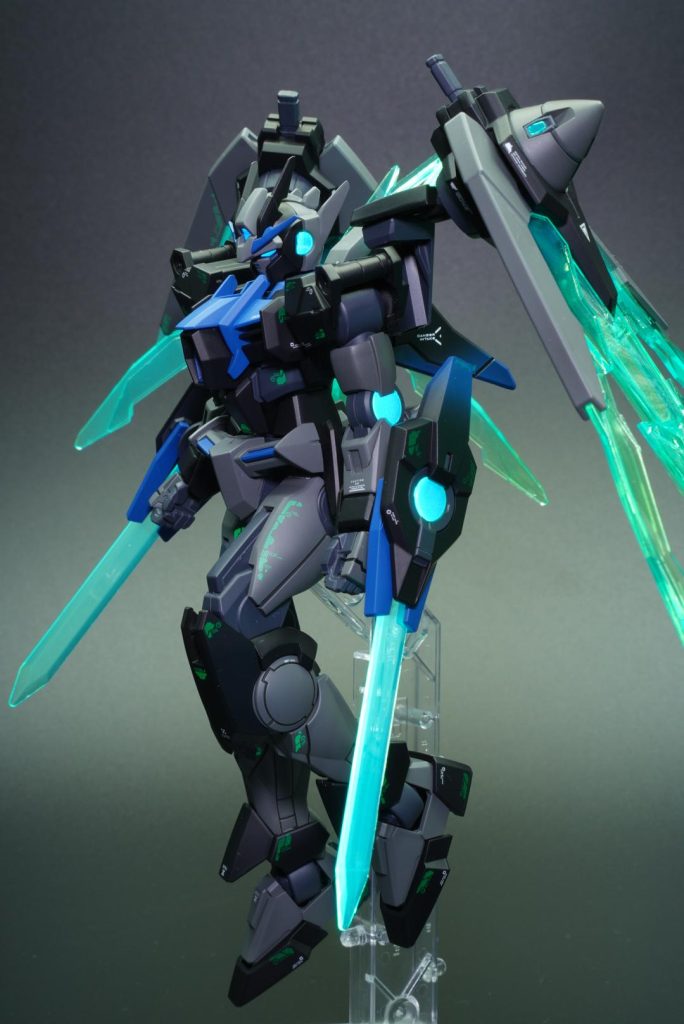 クリアーデカールは、ブラックライトに当てないと見えないので貼るのが大変でした…