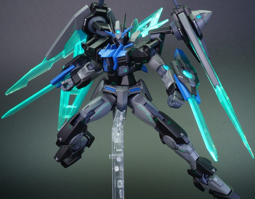 黒くするだけで、印象が結構変わりますね。