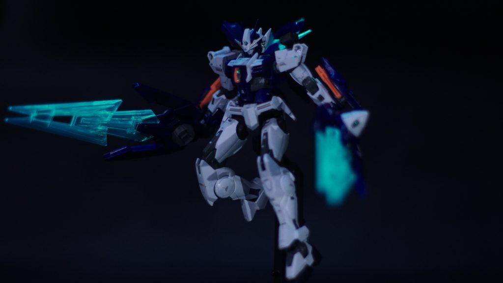 バーストバスターソードモード。胸部をAGE系に寄せるためにラピーテープを細く切り隙間に貼り、レジンを塗ってます。(Oに見えないこともないので気に入ってます。)