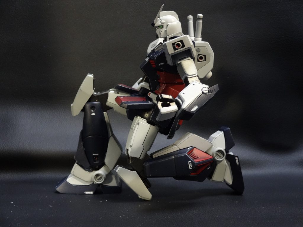 こんな感じで膝アーマーは稼働します。…といろいろいじってみましたがミキシングは難しい!印象的なカラーにすることで多少ごまかされていますが(笑)ただ、オリジナルなだけあって完成した時の満足感は大きいですね!ではでは、ご覧いただきありがとうございました!