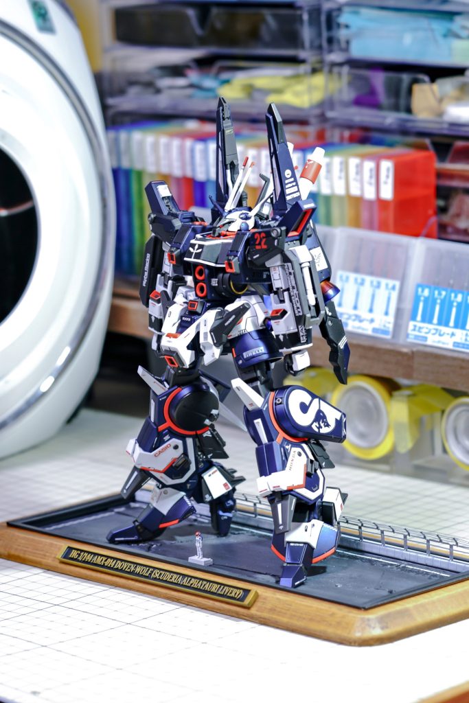 台座も同時に制作しました!レース場に降り立ったドーベンウルフを演出しています!アスファルト部分は石膏で制作し重量感を出すために割れを施しています!またコース両端の黒い小さなポツポツは実際のレース場によくあるタイヤカスを表現しています🚗³₃ネームプレートも自作です😋