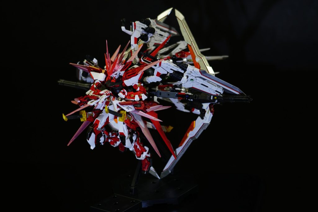 ヴォワチュールリュミエール展開タクティカルアームズ1基にて搭載していたレッドフレーム改に比べ、2基とする事で、倍以上の出力を誇る。また、マニューバストライカーと併用することで、異次元の機動性を有している。