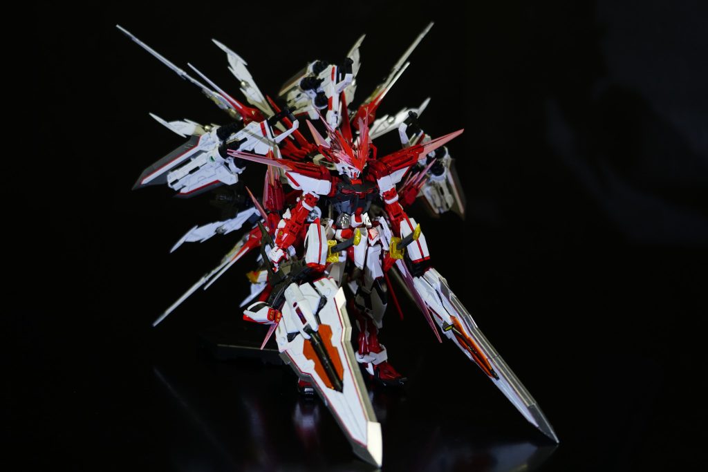 タクティカルアームズ基本的には、ブルーフレームのそれと同様。ドラグーンシステムにより遠隔攻撃も可能。