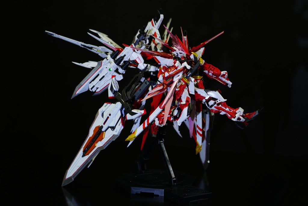 ガーベラストレート,タイガーピアスを始めとした実体剣が豊富なのは、レッドフレーム,ブルーフレームの実戦データをそのまま参考にしている為。