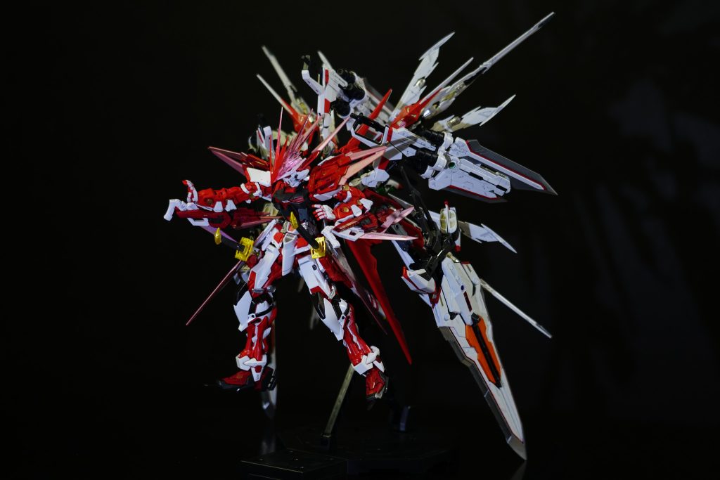 重装備でもアストレイの格闘能力を損なう事はない。爪先と踵にもアーマーシュナイダーを内蔵している。