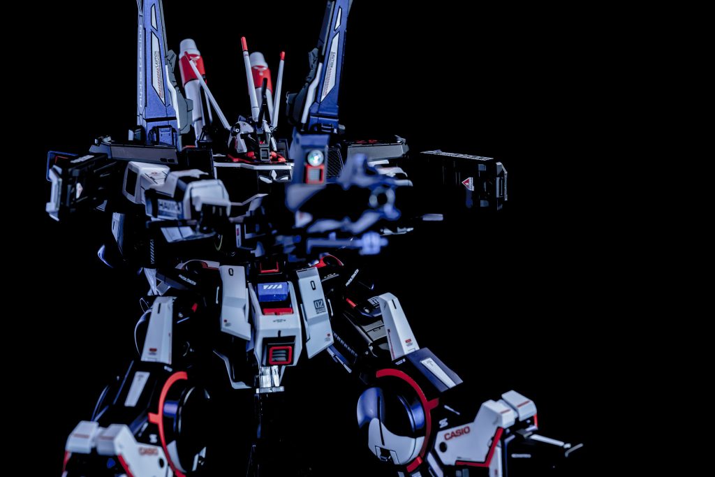 カラーリングは今までで1番難しかったです、何度もPGUガンダムとアルファタウリのF1カーとにらめっこして、ペイントツールでシミュレーションしました!つや消しにした時の色味から逆算しての調色だったのでメタリックブルーは納得がいく色になるまで丸1日かかりました…( ・ᴗ・ )