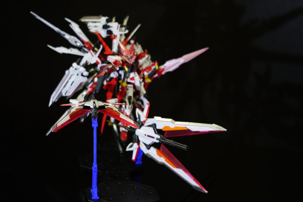 タクティカルアームズ ゲキリンドラグーンモードビームサーベルを展開した状態で対象をガトリングで攻撃し、接近すれば容赦なく切り刻む