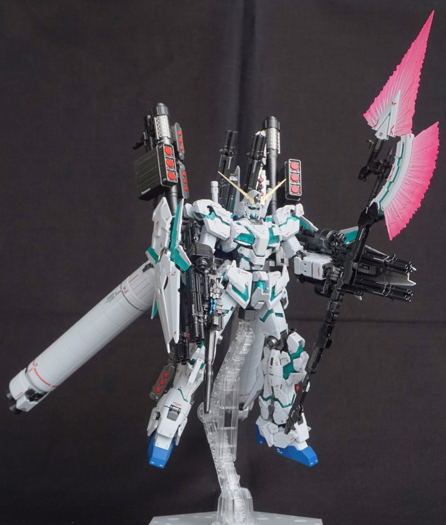 デストロイモードのフル装備。変身と武装取付でデカールが剥がれたり塗膜が削れたりして、その度に細かく再塗装。なので、怖くてこの状態からほとんど動かせてません。