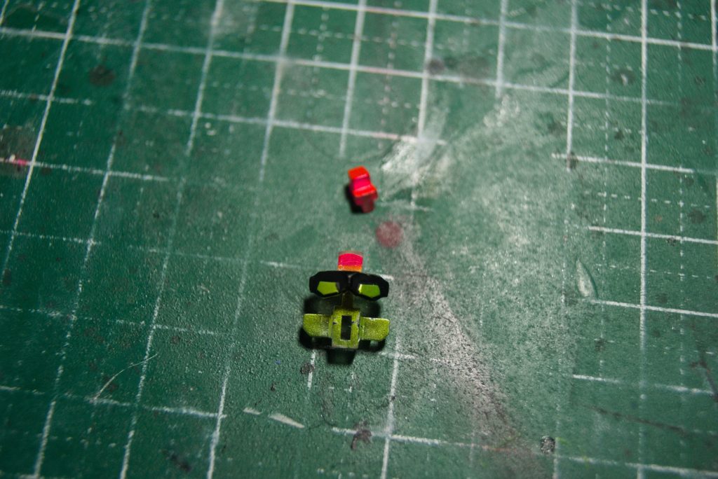 一番困ったのが、後ハメをやった事が無かったので、頭部の制作で悩みましたwダボで上下分割。