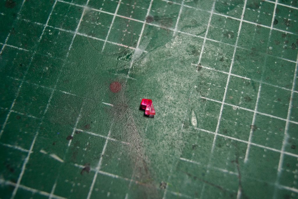 メインカメラの後ろ側を斜めに削り落とす。