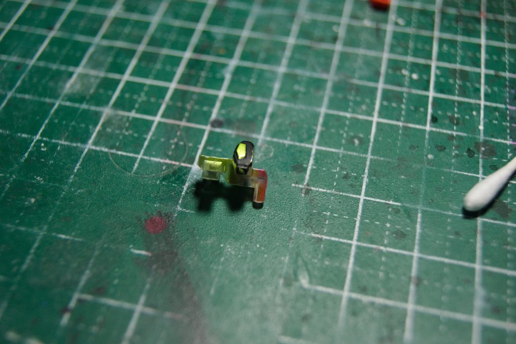 ツインアイのダボを少し短くする。ダボの前側も斜めに削る。