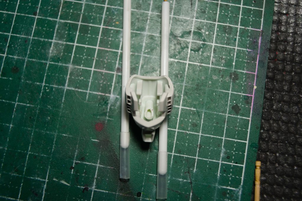 ヘルメット側のダボ穴も、半分カット。 接着で取り付け。