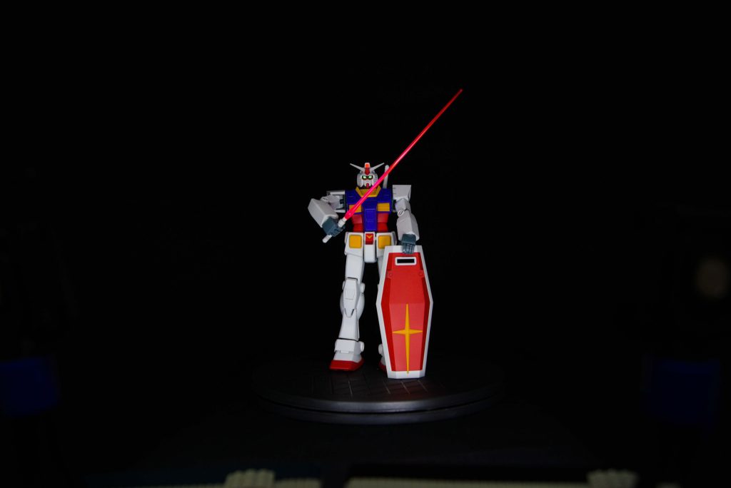 武装は、ビームサーベルとシールドのみ。 しかも、シールドは装着用のパーツが無いので付けられませんw