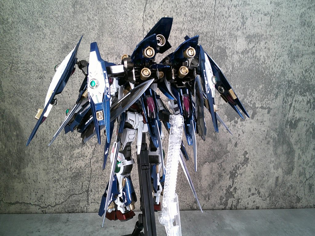 後ろ側はダブルオー機体にしては珍しいバーニアノズルがいっぱい