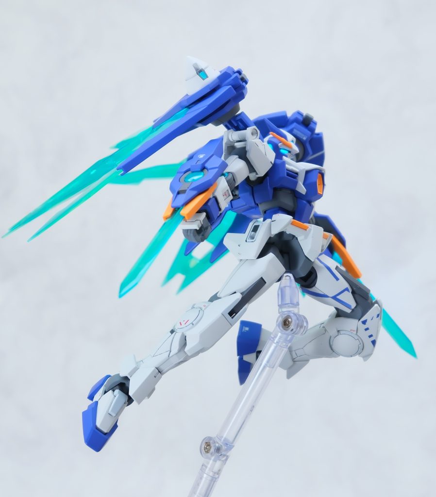 ブラックライト当てると色が変わります。