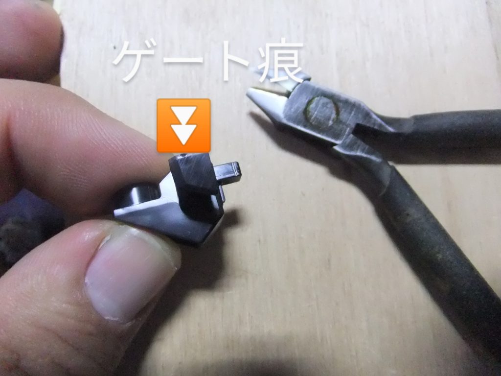 最終的にエントリーグレードのゲートが殆ど残ら無い状態になりました😁タッチゲートで素手で千切った状態よりも綺麗に仕上がっています。目安は音も無くスッと切れる感じなります。切れ味が悪くなるとパチッと音がするようになって白化が出るようになったら？自分的には刃先の研ぎ時と考えています（個人差があります（神経質なので💦））※ニッパーの使用後はゴッドハンドのニッパー専用メンテナンス油（チョット値段が高い💦）やKUREのＣＲＣ等を塗って置くと錆止めになります😁