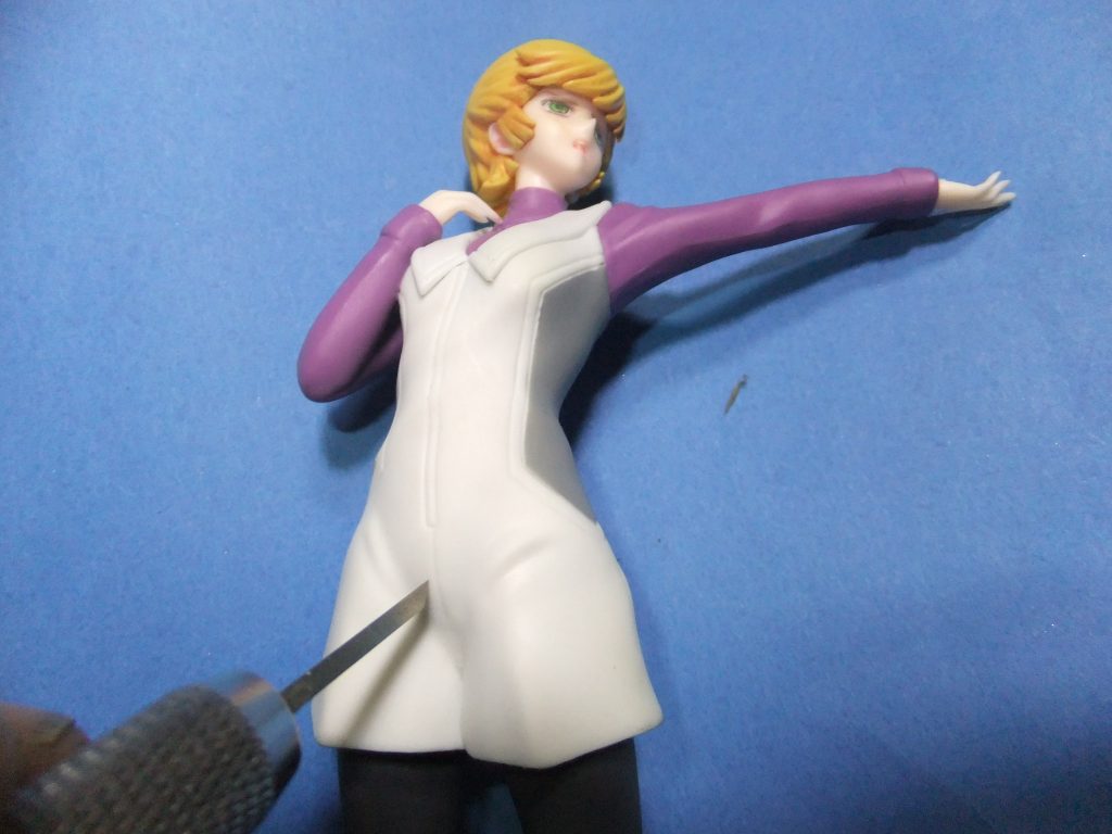 ボディのモールドを「0,2mmタガネ」で彫り込んで行きます😁