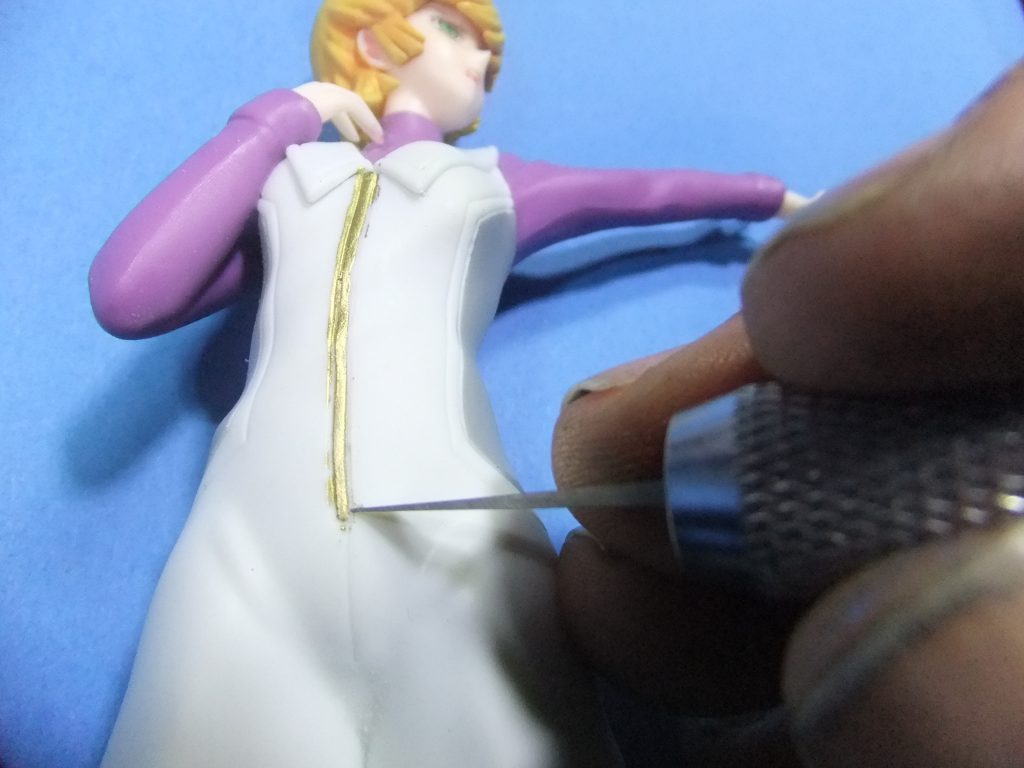 気になるはみ出しはモールドにタガネをあてて削り取り(スミ流しをすれば目立たなくなります💦)