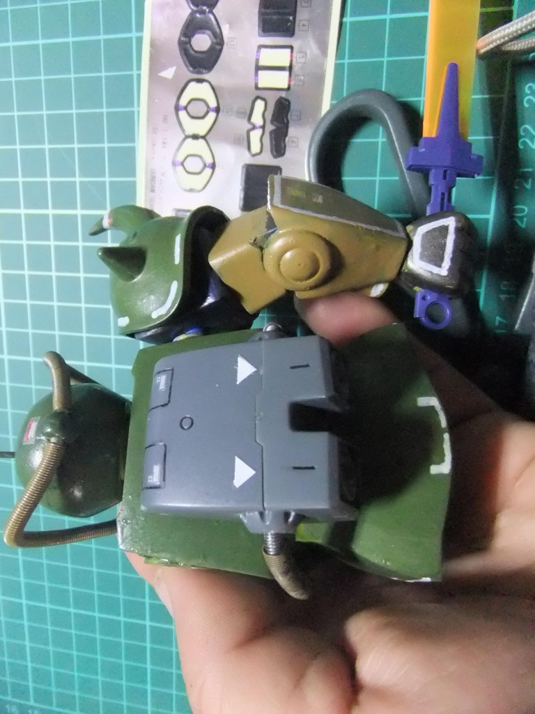 モデラーマーカー延長戦② 余ったホイールシール適当に塗って、「△マークに切り取って」なんちゃってデカール生成💦