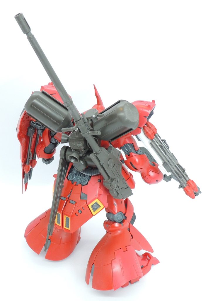 近藤版サザビーのテイストを拾いつつも、プロポーションはそのままに。武装はシステムウェポンキット002とギラ・ドーガのシュツルム・ファウストを使用。