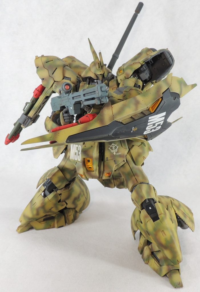 旧ドイツ軍戦車の3色迷彩を参考にして塗装することにより、陸戦兵器らしさが演出できたのではないかと思います。