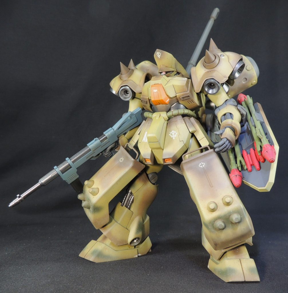 当初はRGサザビー(陸戦タイプ)の随伴機として、ノーマルのギラ・ドーガをサクッと製作するつもりでしたが、サザビーがあまりにもボリューミィーで存在感が薄れるため、急遽、ランゲ・ブルーノ砲・改を背負わせてみました。ヒザに装着したシールドの角度を調整することで、どっしりとしたフォルムやシルエットを形成できました。