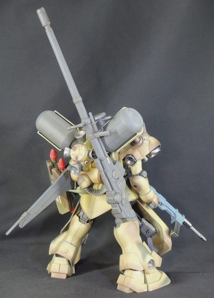背面のショットです。3色迷彩を施したRGサザビー(陸戦タイプ)との差別化を図るために、本機は2色迷彩としました。