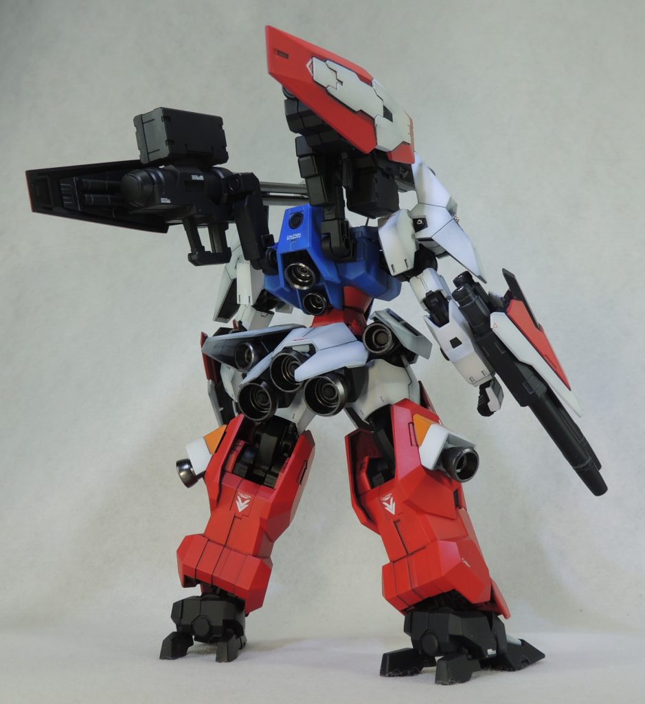 背面の武装接続用のアームは、フレキシブルに可動します。