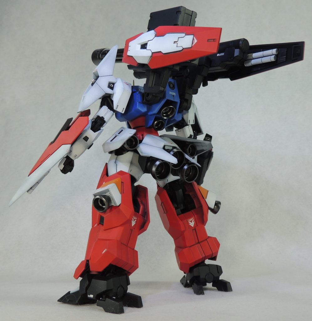 シールドは、マスキングによるエアブラシ塗装を行い、細かく塗り分けました。