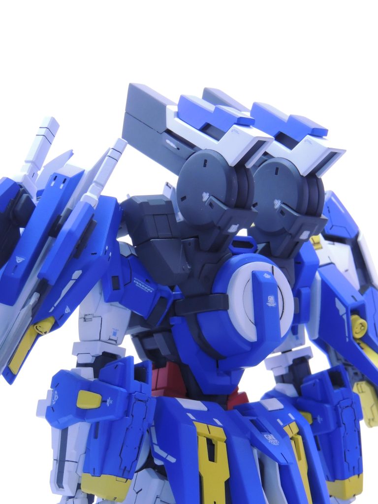 改修ポイント① バックパック粒子消費の激しいアヴァランチダッシュに対応すべく,ダブルドライヴを搭載.稼働時間がさらに延長された.また,このバックパックにはGNキャノンを搭載.遠距離攻撃を可能にした.というif設定で製作!3DCAD,3Dプリンターを用いて自作しました!