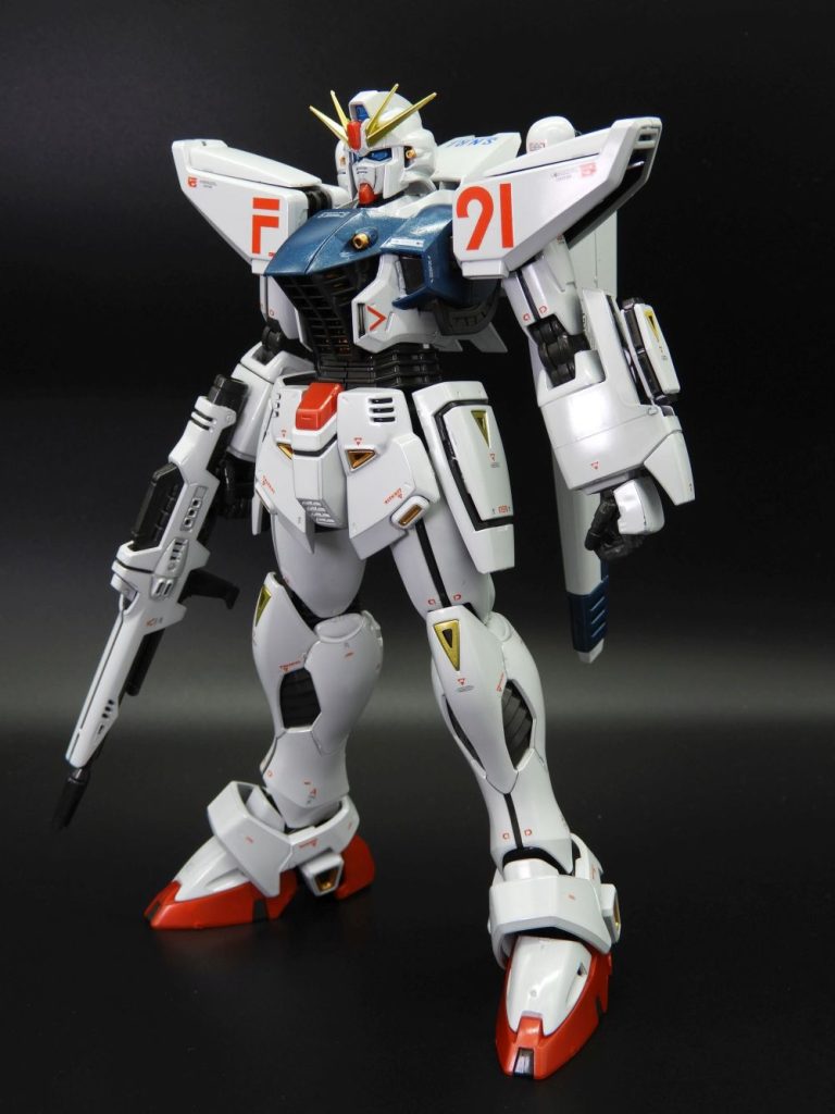 オレンジをゴールド、イエローをブラスに塗装。他は成型色のまま光沢コートです。