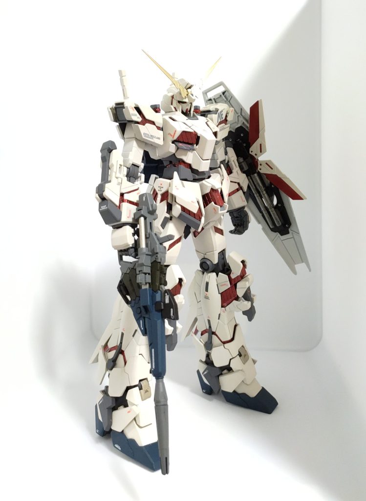 インシグニアホワイトとグレイバイオレットがメインカラーです。角はチタンゴールド