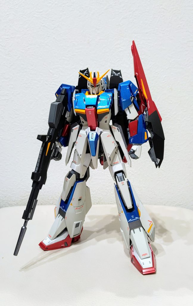 正面ホワイト一部成型色以外は塗装しています。使用塗料は、ブルー　TAMIYA　メタリックブルーレッド　TAMIYA　メタリックレッドホワイト　TAMIYA　インシグニアホワイトシルバー　TAMIYA　マイカシルバーイエロー　TAMIYA　キャメルイエロー後はメーカー、色名をはっきり覚えていませんが、ガンメタと艶消し黒とグレーを使用しています。機体の特徴となるブルーとレッドは艶あり。他の箇所は、艶消しで仕上げ調和をとりました。