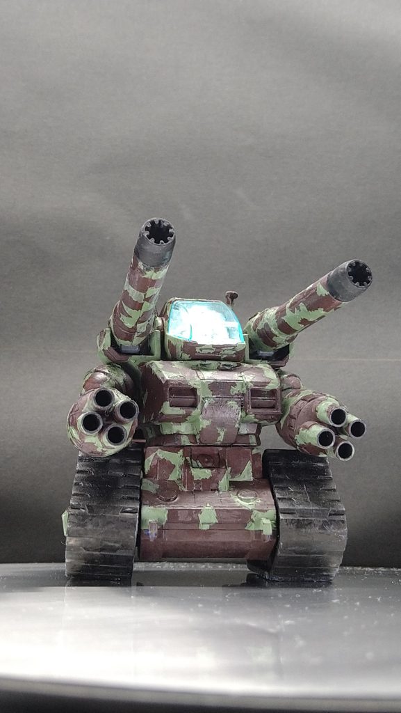 マスキングテープで埋めてコックピットは人が乗っちゃってるからクリアだしアルミホイル被せて撮ったときに光って見えるようにしたらかなりかっこよくなった