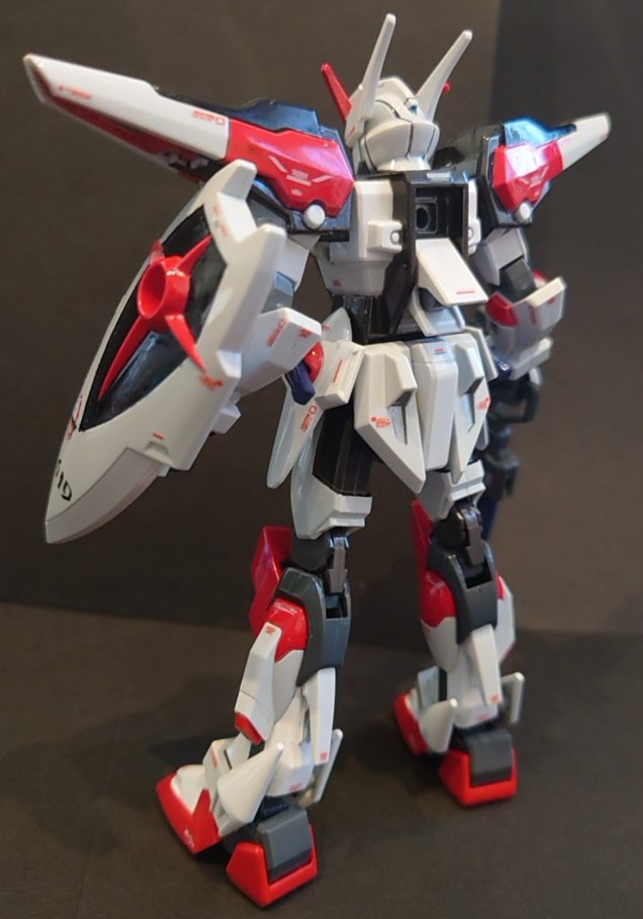 ホワイトに赤要素多めに塗り分けました。関節にはSEEDカスタムセットのものを使っています。 デカールは余り物プラス汎用デカールです